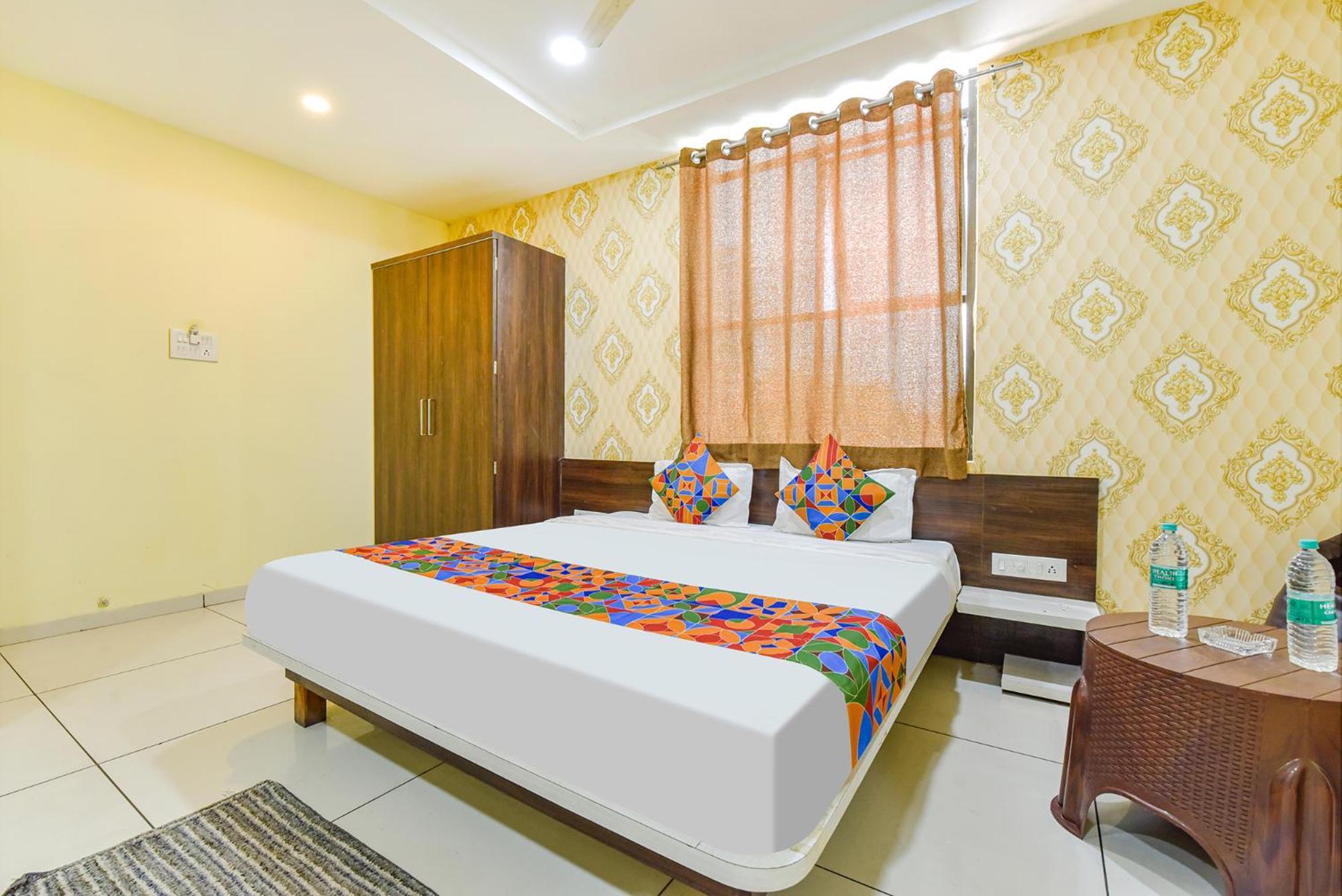 Hotel Fabexpress A2 And Restro Indore Esterno foto