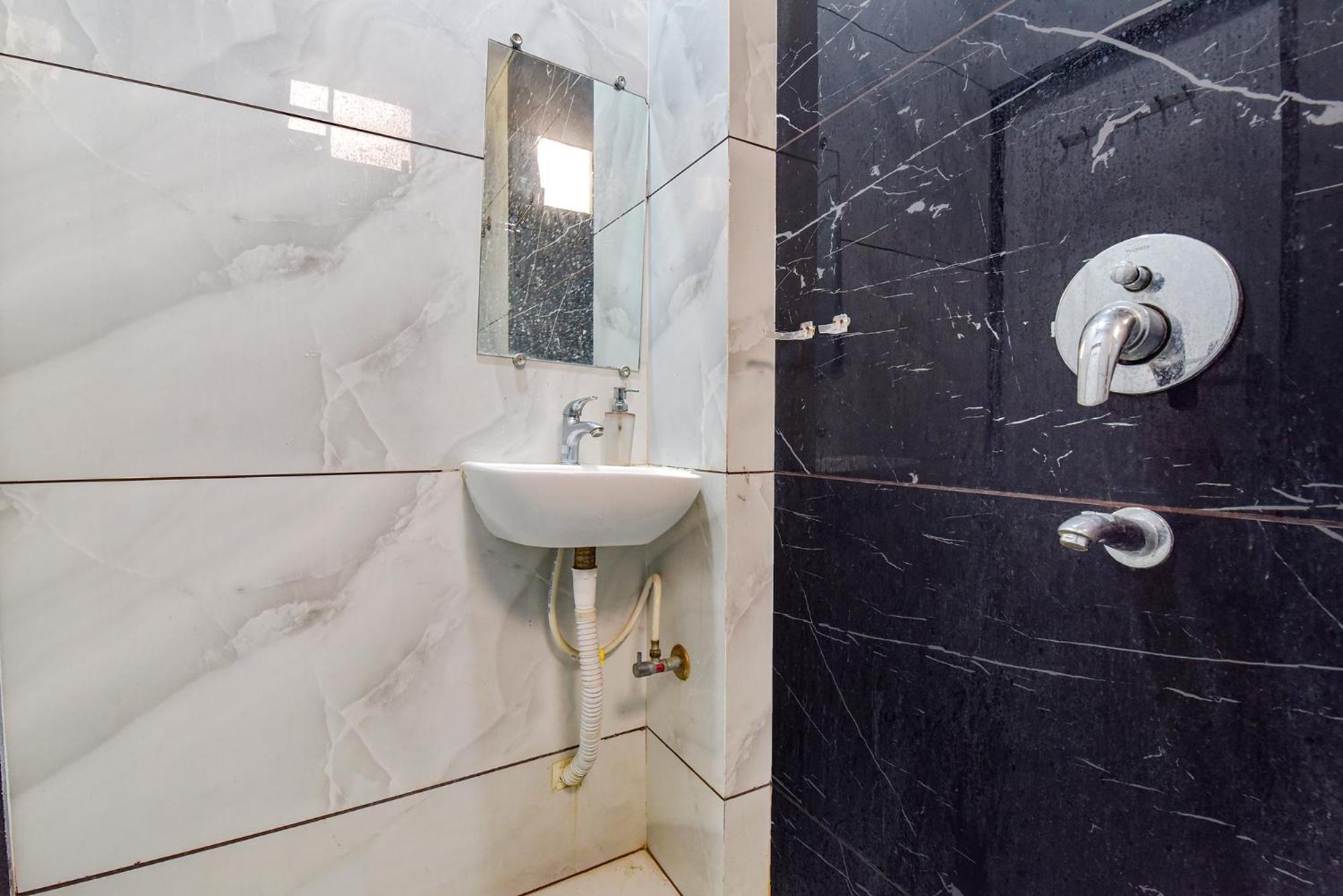 Hotel Fabexpress A2 And Restro Indore Esterno foto