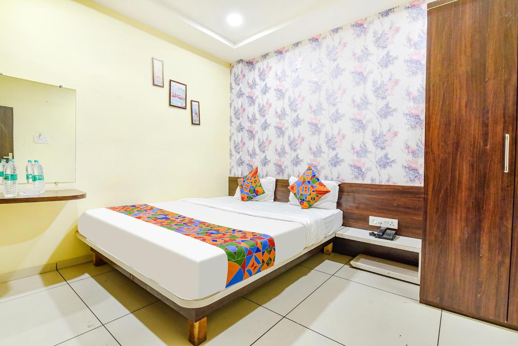 Hotel Fabexpress A2 And Restro Indore Esterno foto