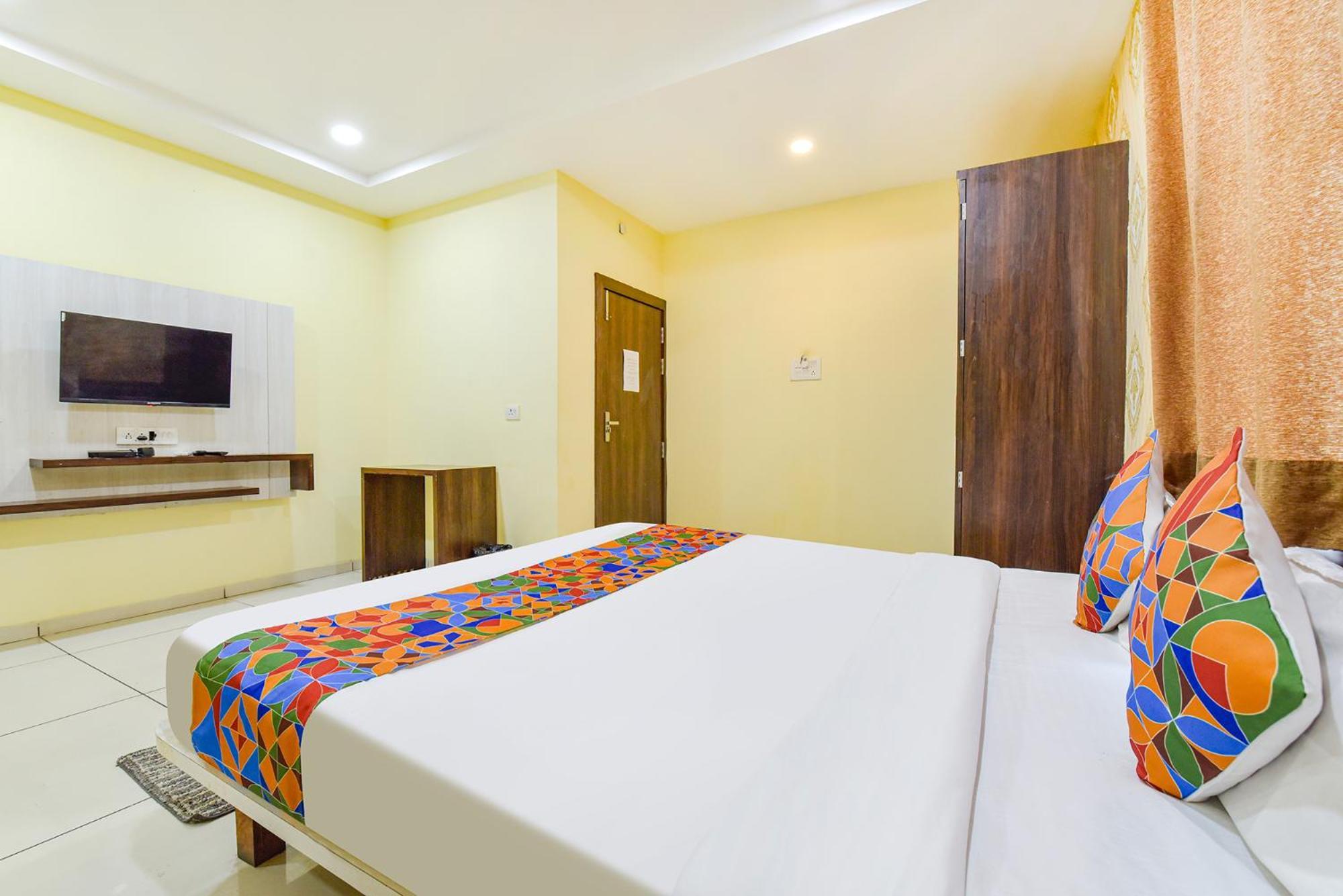 Hotel Fabexpress A2 And Restro Indore Esterno foto