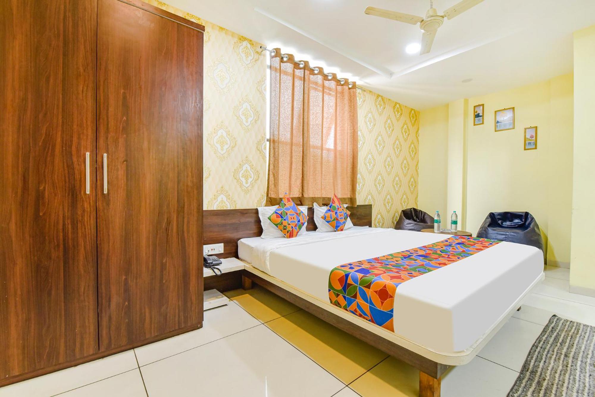 Hotel Fabexpress A2 And Restro Indore Esterno foto
