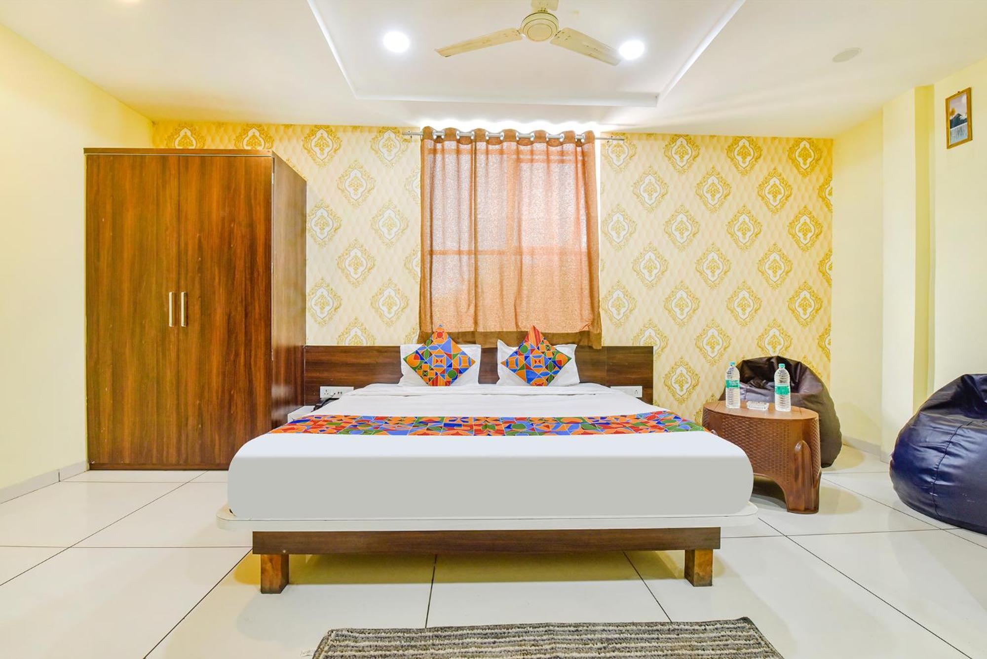 Hotel Fabexpress A2 And Restro Indore Esterno foto