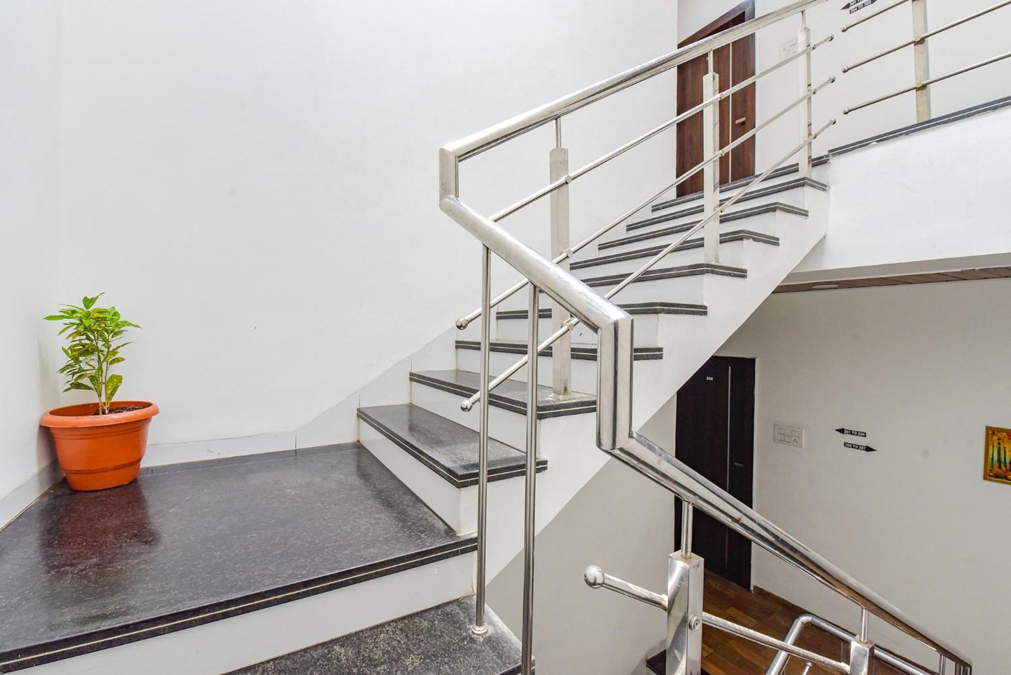 Hotel Fabexpress A2 And Restro Indore Esterno foto